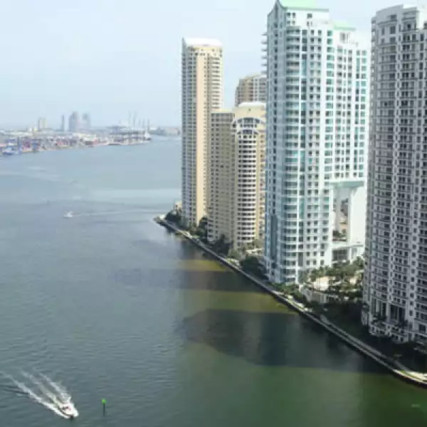 Las habitaciones sencillas tienen cama King size, las dobles tiene dos camas matrimoniales.  Los precios varían tanto por tamaño como por ubicación y vista. Una Junior Suite como ésta, con vista a la ciudad, cuesta desde 327 dólares la noche.