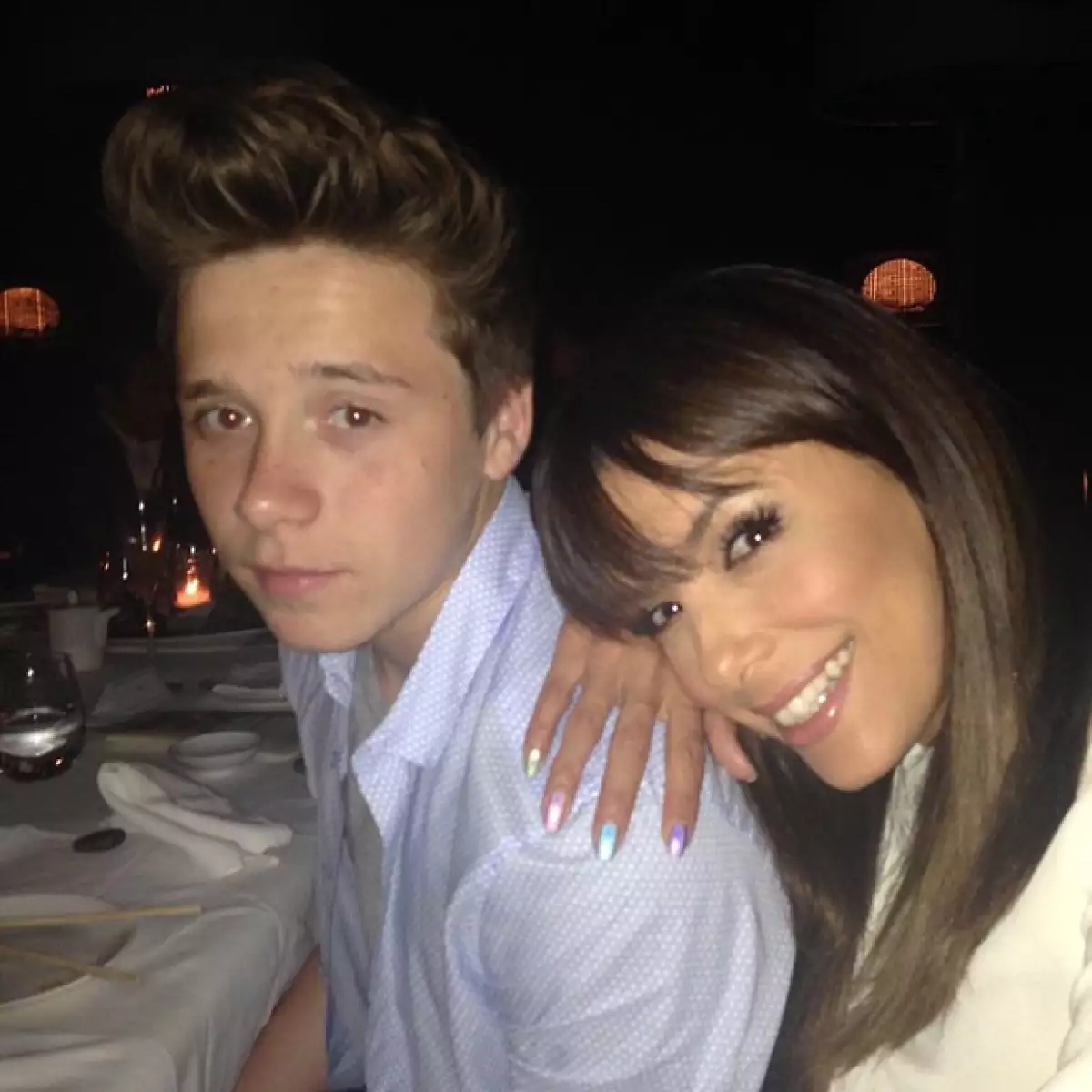 El hijo adolescente de David y Victoria Beckham compartió una foto con la novia de Pepe Bastón en la que aparece recargada en su hombro, esto en señal de agradeciemiento por su follow en Twitter.