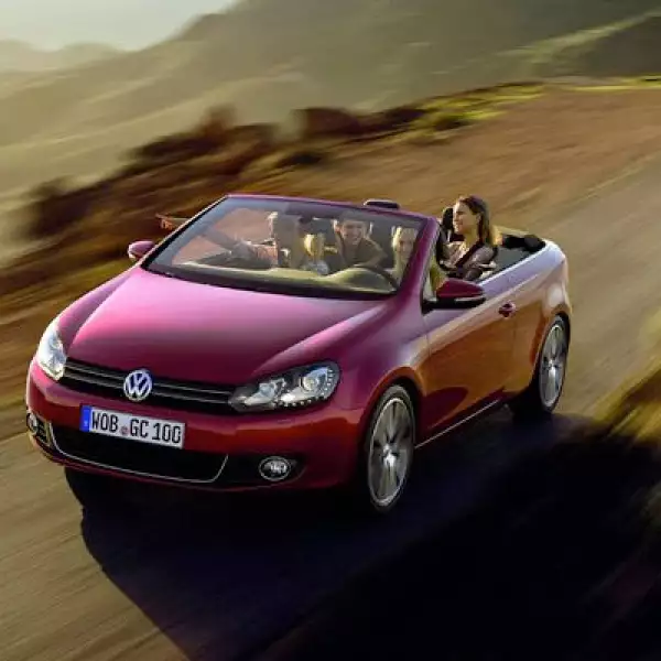 Su velocidad máxima, regulada electrónicamente, supera los 280 kilómetros por hora.