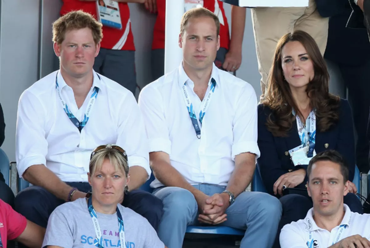 Kate ha sido quien en constantes ocasiones ayude a Harry ante sus problemas con el alcohol, las drogas y los escándalos.