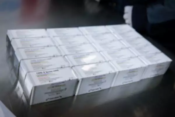 Pfizer espera la aprobación para vender su  vacuna actualizada contra covid.