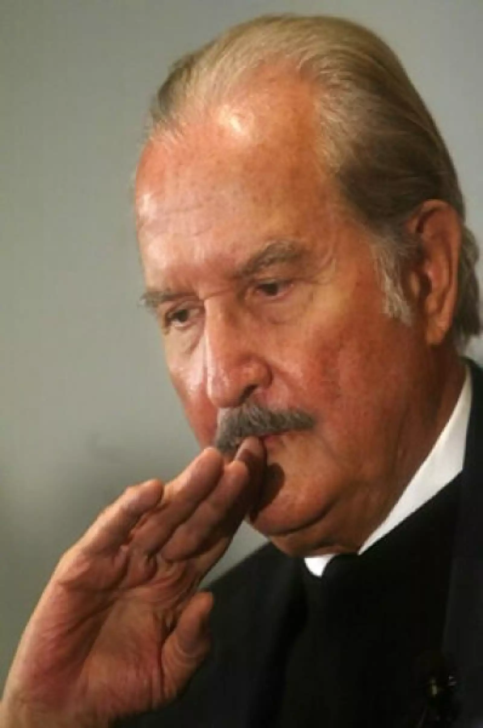 El escritor escuchaba atento durante en foro sobre temas relacionados con Latinoamérica en la Universidad de Nueva York en 2004.