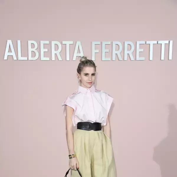 Caro Daur en Milan Fashion Week para el desfile de Alberta Ferretti jugando con un look en tonos pasteles