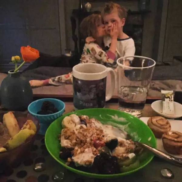 Para los hijos de Neil Patrick Harris este fue un fin de quedarse en casa.