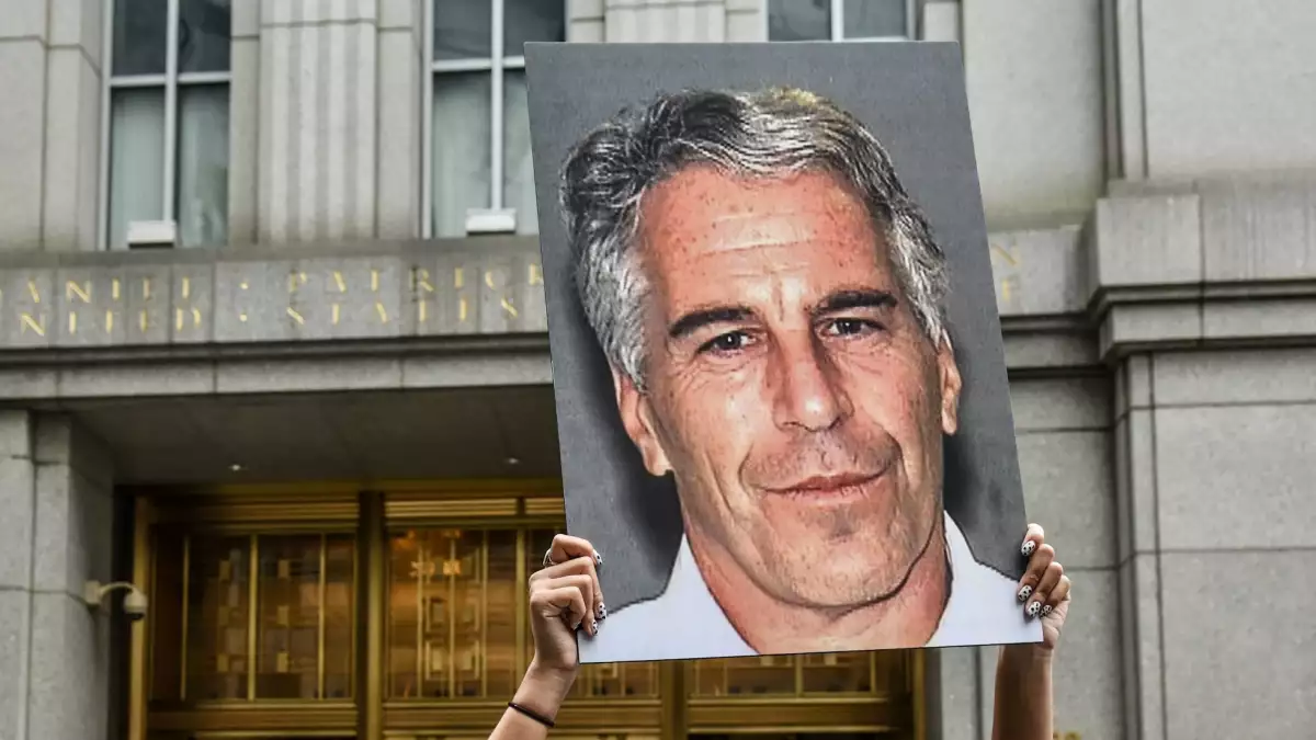 Un grupo de protesta llamado "Hot Mess" sostiene carteles de Jeffrey Epstein frente al juzgado federal el 8 de julio de 2019 en la ciudad de Nueva York. Según los informes, Epstein será acusado de un cargo de tráfico sexual de menores y un cargo de conspiración para participar en el tráfico sexual de menores.
