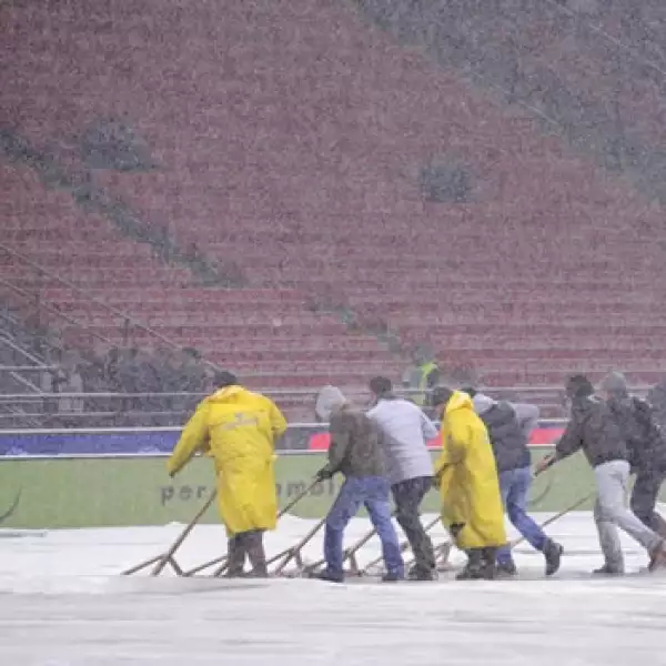 trajadores limpian una cancha en milan
