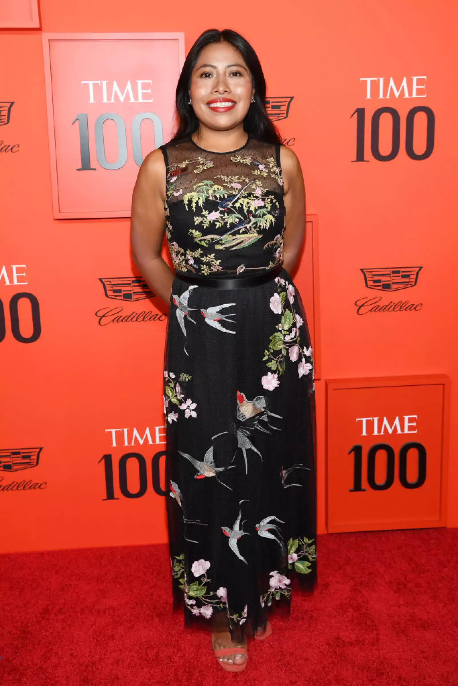 Yalitza Aparicio en la Gala Time 100 en un RED Valentino negro y unas sandalias de tacón Stuart Weitzman