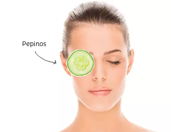 El alto contenido de agua en el pepino ayuda a deshinchar los ojos.