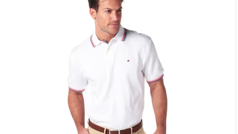 La moda masculina presenta pocas opciones y la playera polo es la pieza que viste cualquier pantalón para un atuendo menos serio pero elegante.
