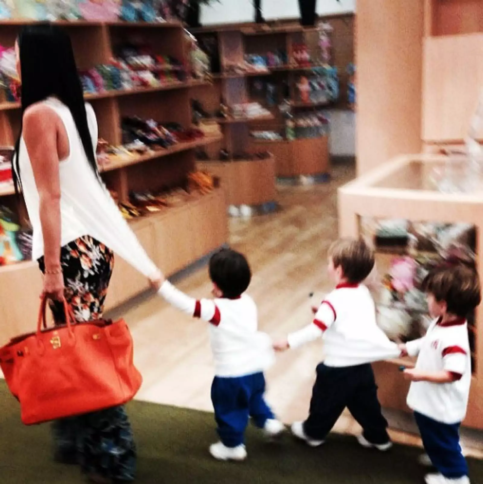 De trenecito, así caminan detrás de su mamá al salir del pediatra.