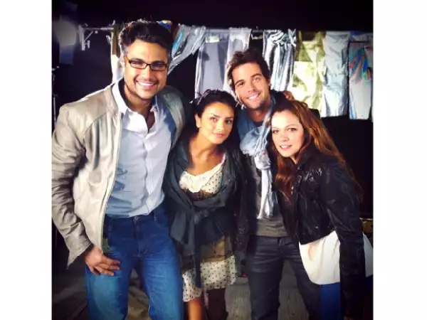 Jaime Camil compartió en su Twitter una foto en el set de `El cielo en tu mirada´, en el que se puede ver a Mane de la Parra, Aislinn Derbez y Natalia Lafourcade.