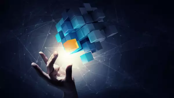 Cubo táctil de mano de mujer de negocios como símbolo de resolución de problemas