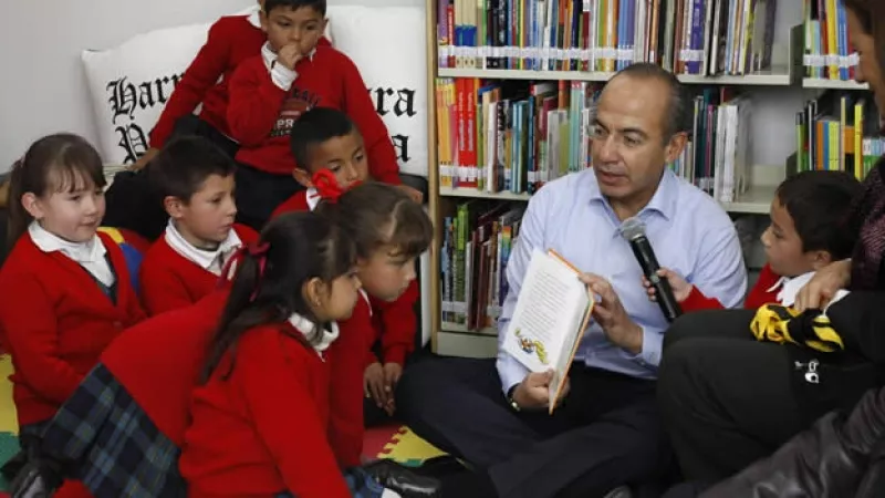 Calderon platica con niños
