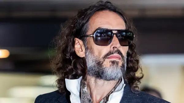 El actor Russell Brand era un “depredador sexual”, afirma Fiscalía en juicio 
