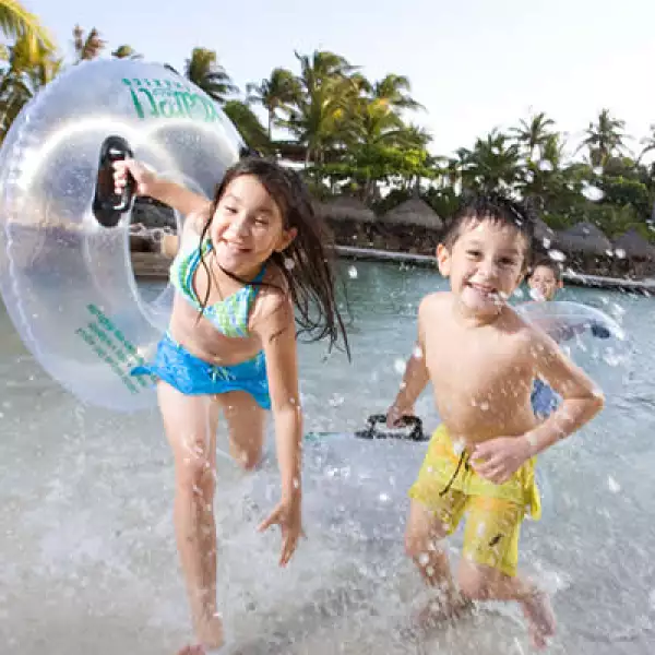 El parque cuenta con áreas especiales para los pequelos de la familia.