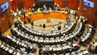 Imagen del pleno del Senado, se observan los curules y la integración de la Mesa Directiva. 