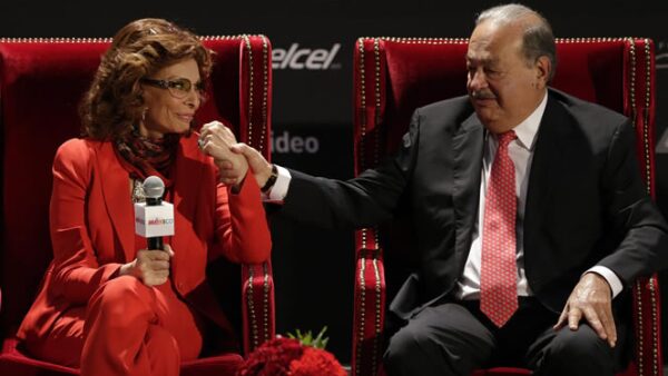 La diva italiana y Carlos Slim cortaron este jueves el listón inaugural de la muestra "Sofía Loren. México. Ayer, hoy y mañana", en el Museo Soumaya. Muestra fotográfica en honor de la actriz.