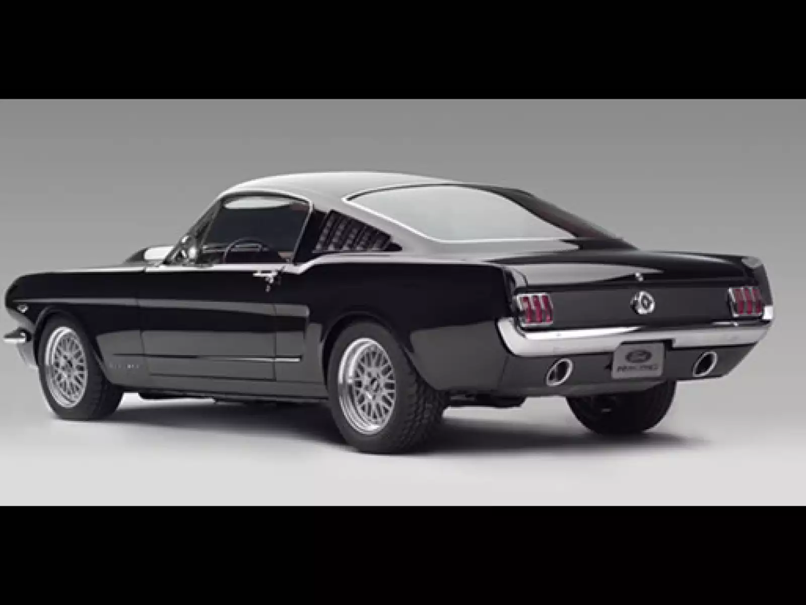 En 1965 se introdujo el Shelby GT350 con 306 caballos de fuerza y un motor V-8, dándole al Mustang credibilidad.