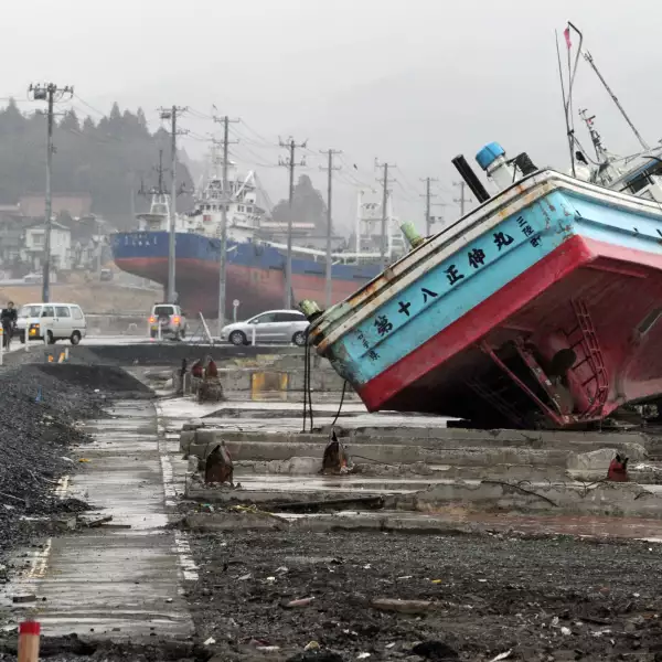 Barco llevado al puerto de Kessenuma por el tsunami del 11 de marzo, Japón