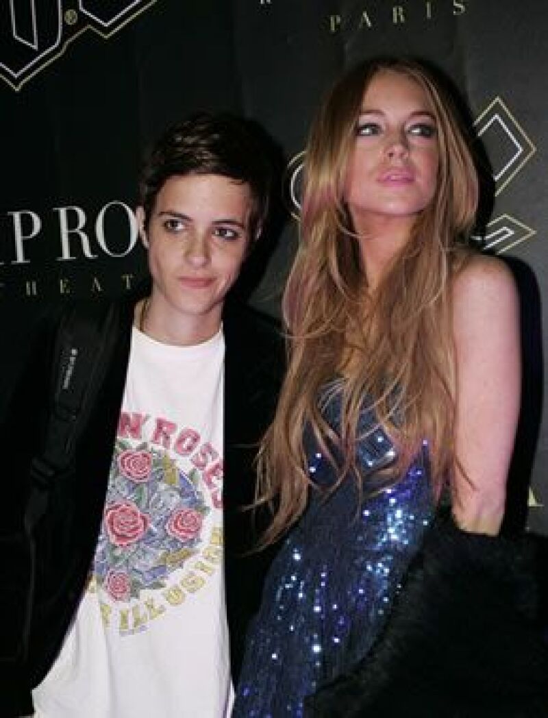 La DJ Samantha Ronson llegó en silla de ruedas a ser atendida por extremo cansancio y estrés.