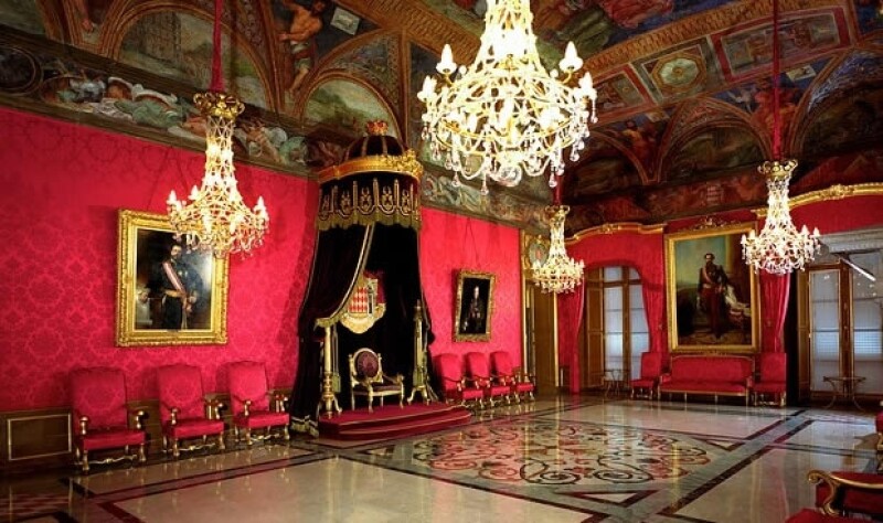 La boda civil fue en el Salón del Trono del Palacio del Príncipe, donde también se casó el abuelo de Andrea, Rainiero III.