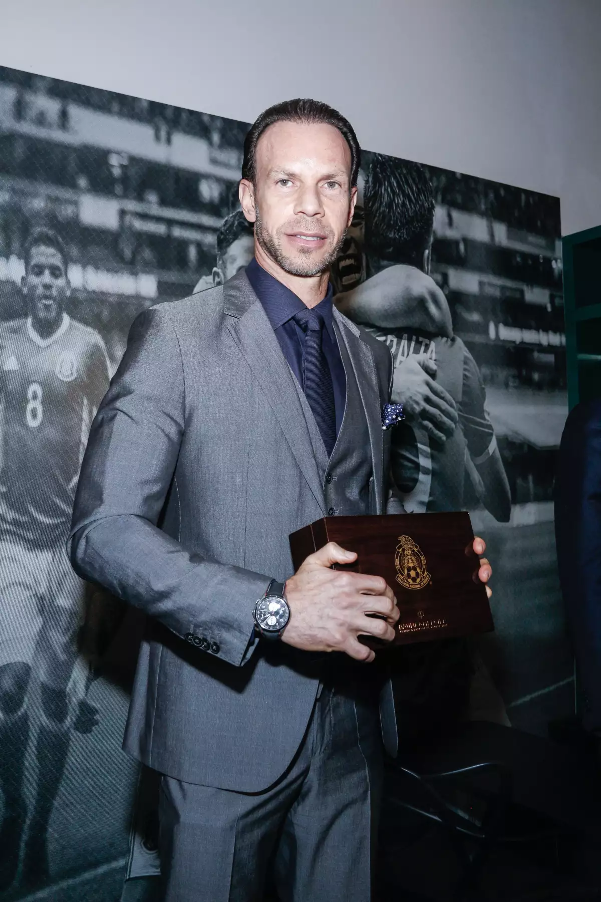 Luis Roberto Alves "Zague" presentó el reloj en el SIAR