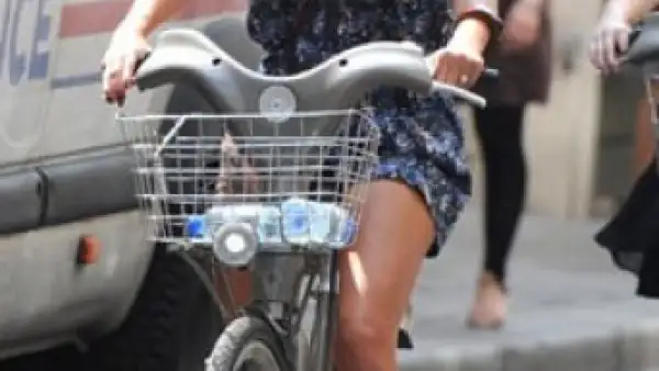 Jessica Alba salió a pasear por las calles parisinas.