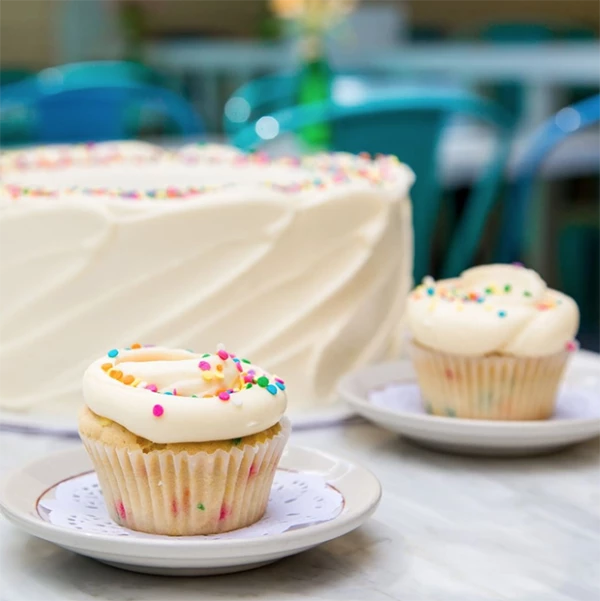 Hay una variedad infinita de postres, todos son adornados de diferentes formas