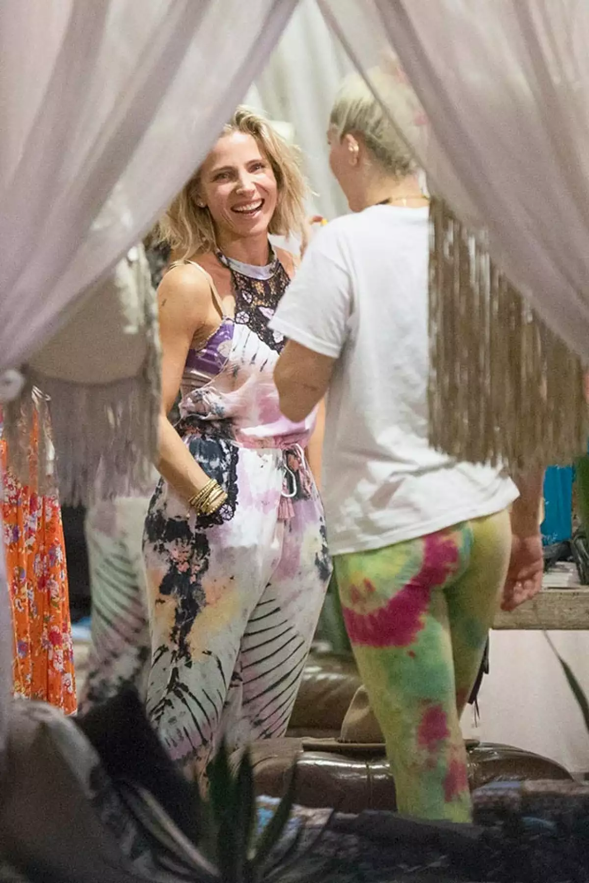 Elsa Pataky, esposa de Chris Hemsworth, y Miley fueron vistas ese mismo día de shopping.