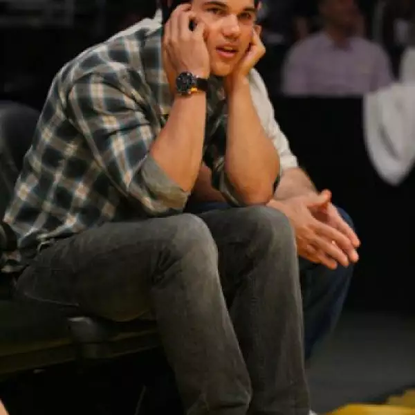 Disfrutando el partido de básquetbol de los Lakers vs Charlotte Bobcats en el Staples Center en Los Angeles, California.