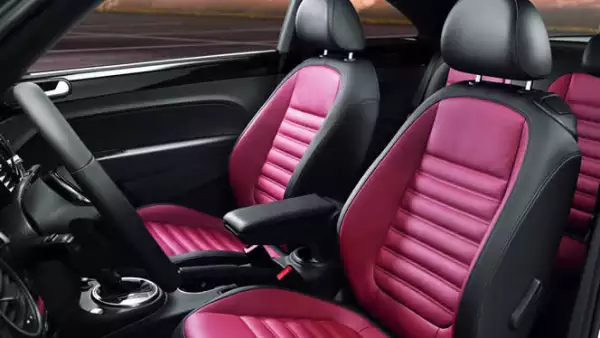 Esta disponible en tres versiones: “Beetle”, “Design” y “Sport”. En esta última versión se agregan nuevas características como asientos de piel, quemacocos y rines de 22 pulgadas.