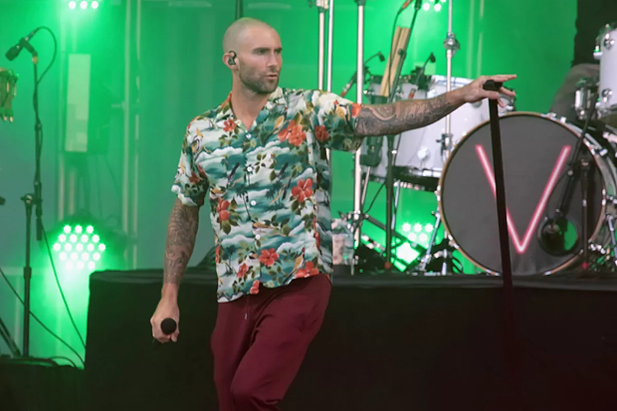 Adam Levine, un sex symbol mundial, estrena look para su gira mundial.