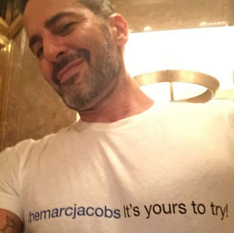 Después del incidente que tuvo en Instagram en donde publicó sin querer una foto desnudo, el diseñador lanza al mercado t-shirts con el mismo pie de foto que escribió en su polémico post.