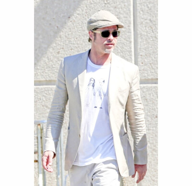 El look jetsetero de Brad consistía en un traje beige, la camiseta, así como un par de tenis blancos y una boina. Luciendo con orgullo el dibujo de su hija en su ropa.
