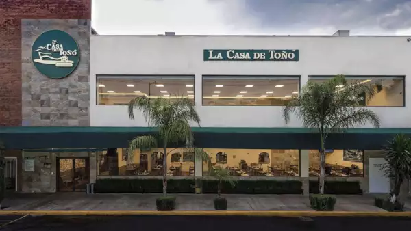 El pozole sigue siendo el platillo insignia de La Casa de Toño, cadena que atrae diariamente a miles de comensales.