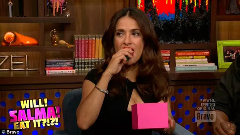 La mexicana asistió como invitada a Watch What Happens Live donde comió gusanos de seda, ancas de rana y chile jalapeño.