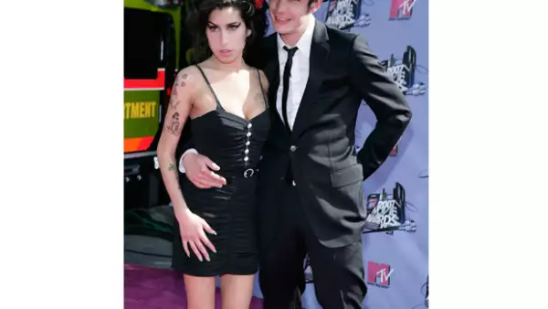 La madre de Blake Fielder-Civil, Sarah Aspin, encontró a su hijo asfixiándose en la cama tras supuestamente haber ingerido alcohol y drogas en grandes cantidades.