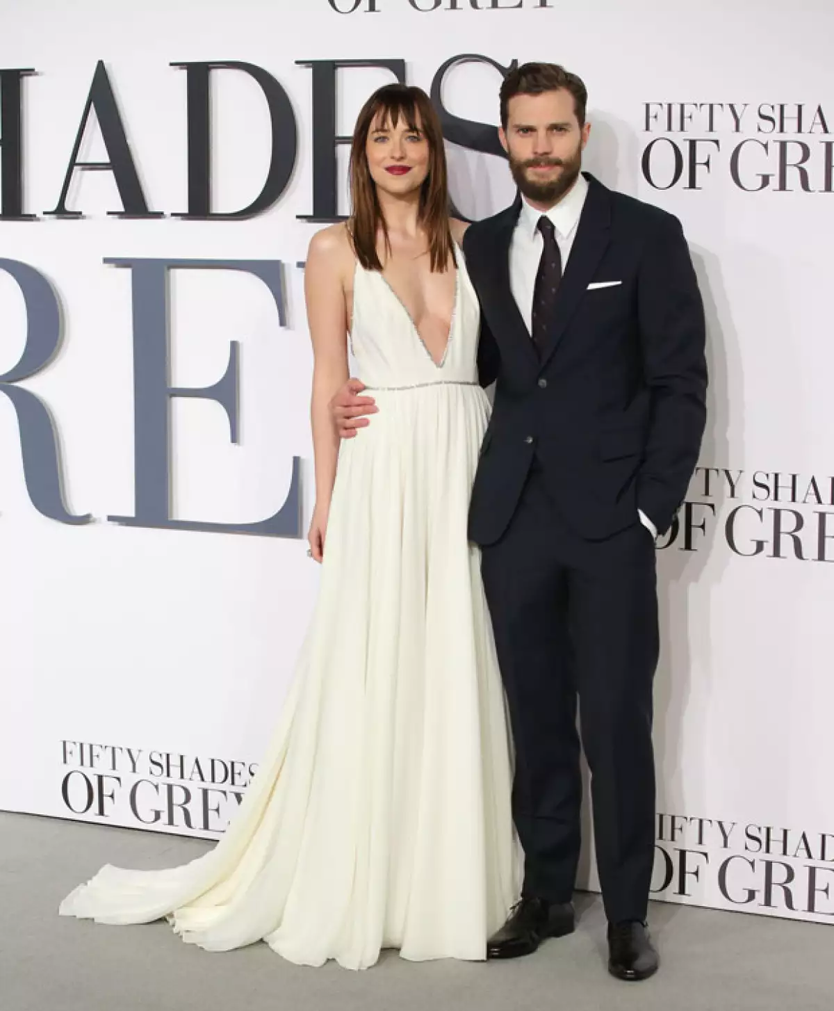 Dakota Johnson y Jamie Dornan engalanaron la gray carpet de la premiere de 50 Sahdes of Grey en Londres.
