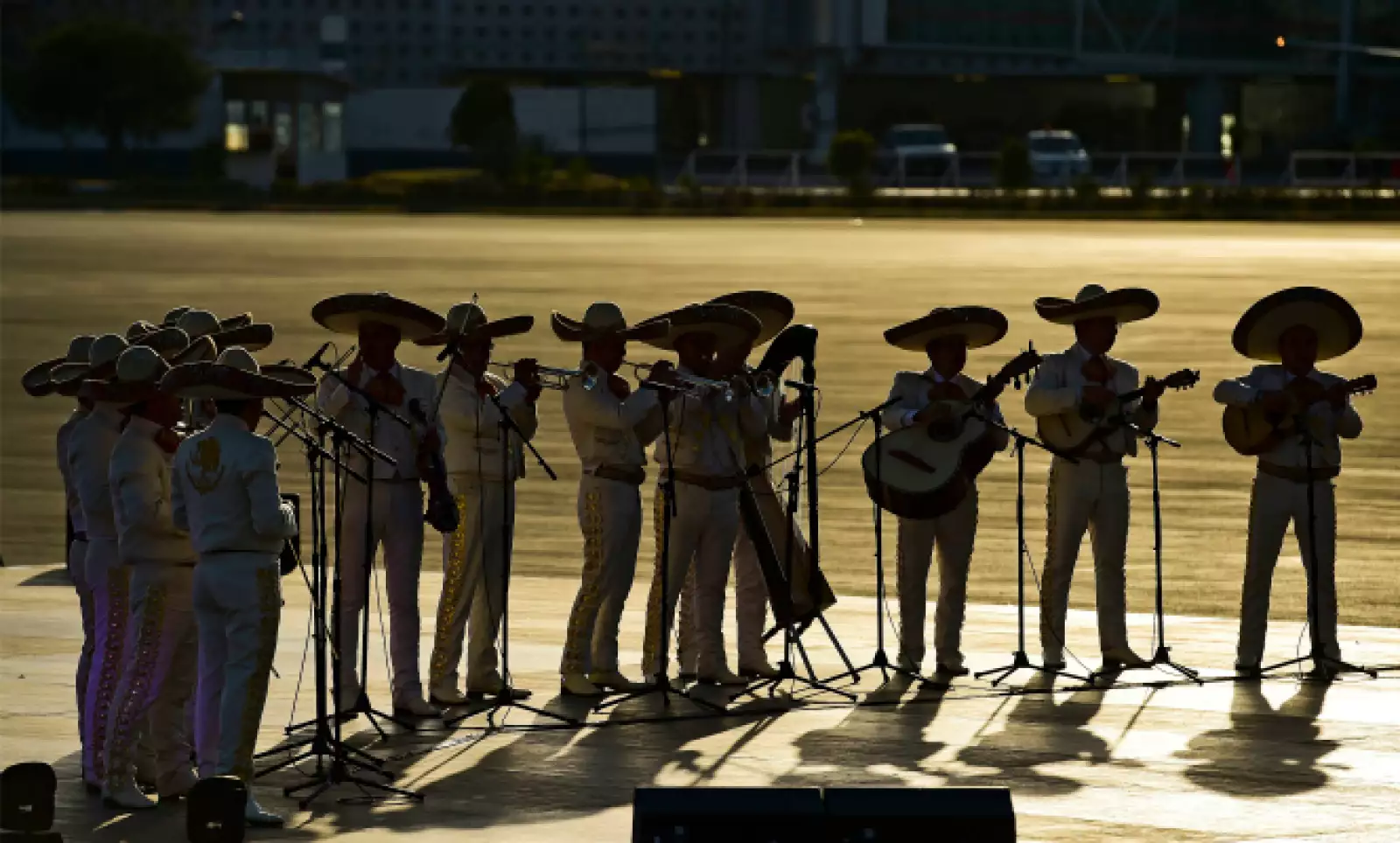 Grupos musicales, incluidos mariachis y bailarines, interpretan canciones para recibir a Francisco.