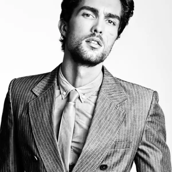 Fabricado en lino, este traje es ideal para iniciar la semana con un ‘outfit’ elegante y juvenil.