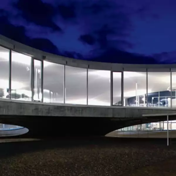 Al iniciarse el diseño del Rolex Learning Center, en Suiza, se pensó en un edificio de varios pisos, pero se optó por una única planta, diferenciada con ondulaciones de piso y techo.