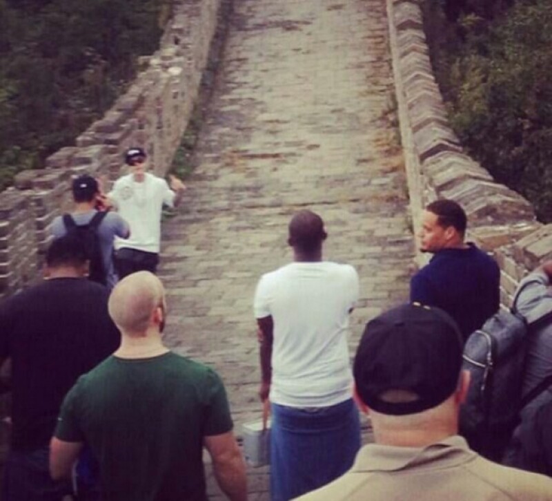 Bieber posando en la Muralla China.
