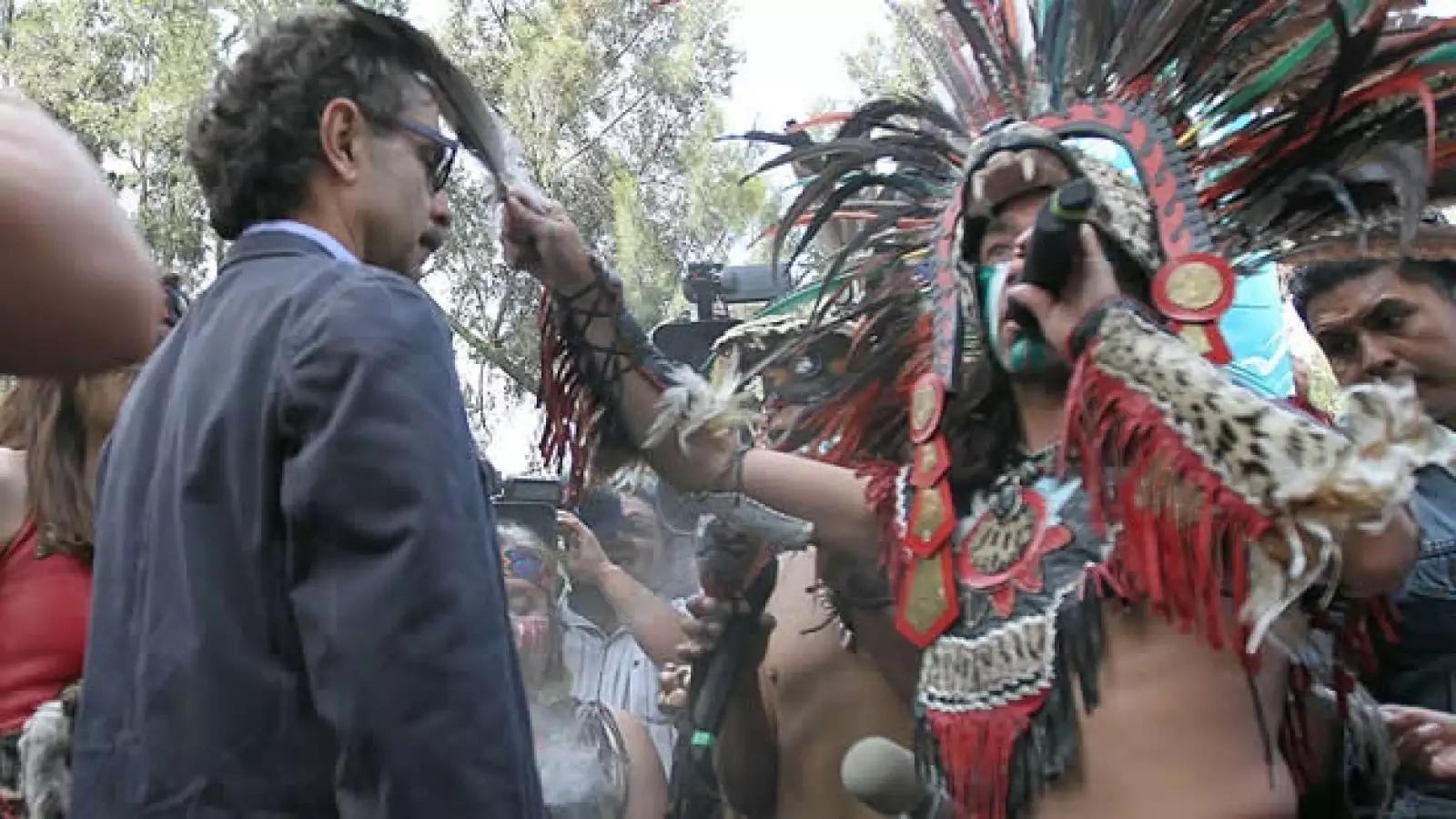 Gabriel Quadri visitó Xochimilco, ahí representantes de la cultura mexica le dieron un baston de mando