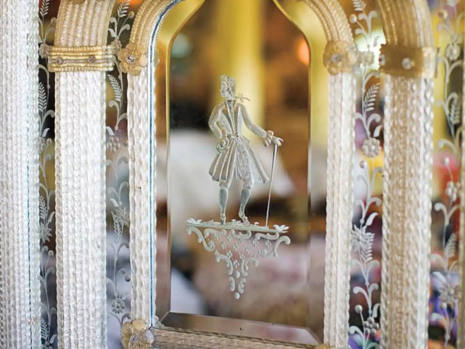 DEAR SIR. Éste es un espejo de los años 30.