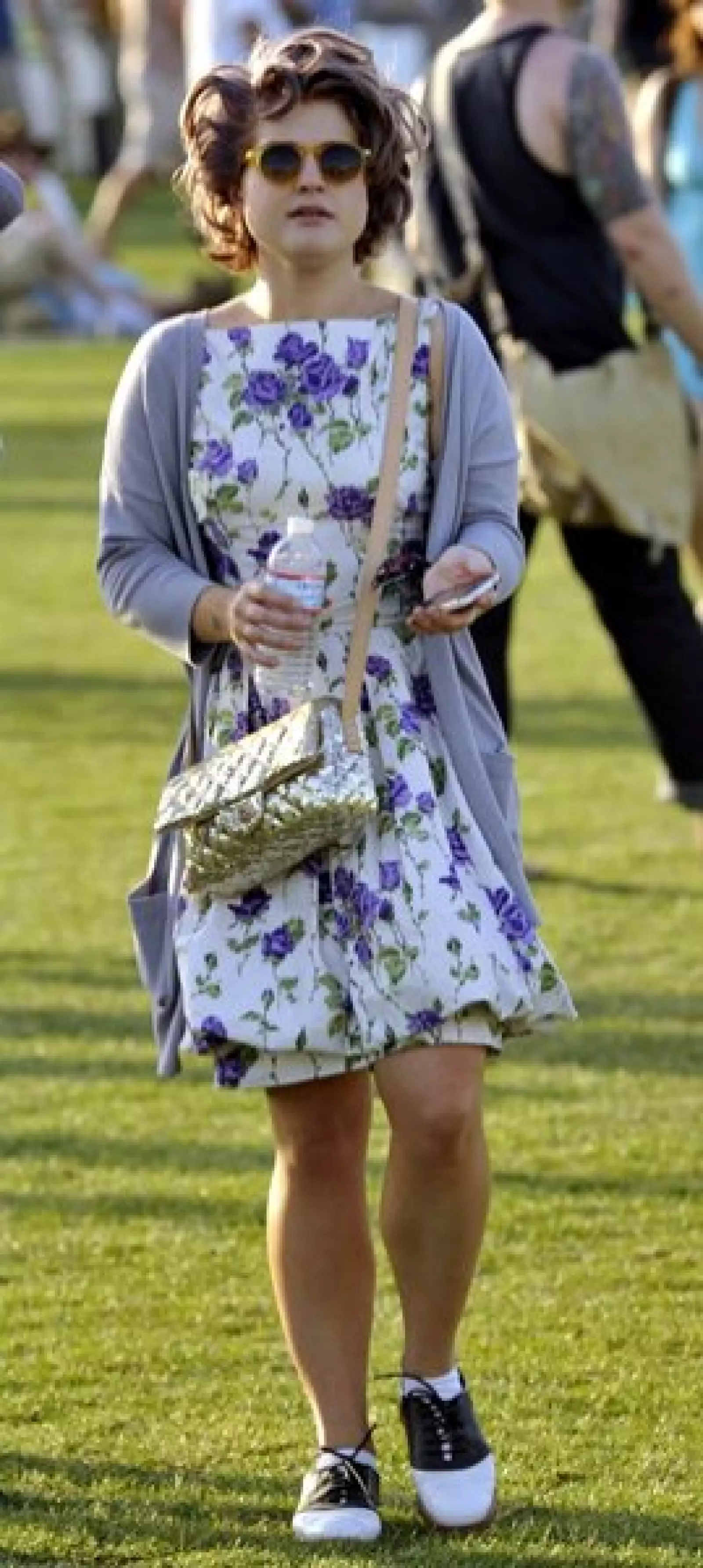 Kelly Osbourne también se fue al lado antiguo con un vestido de flores color lavanda, zapatos oxford blanco y negro, cardigan extra largo y un peinado con mucho volumen.