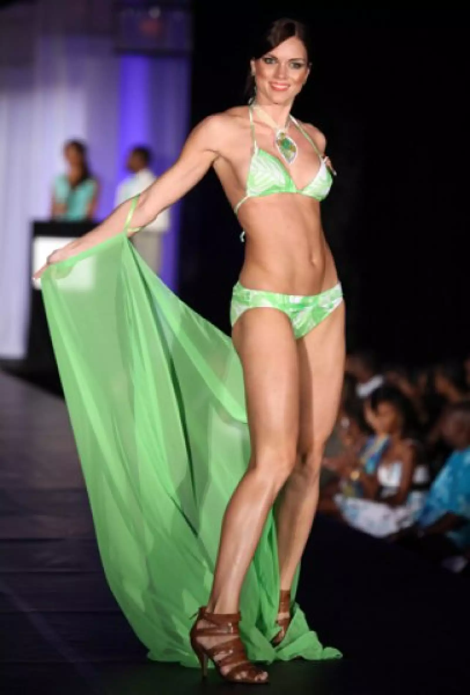 Eli Landa, de Noruega, presentó un bikini verde, el cual complementó con un pareo del mismo color y un collar.