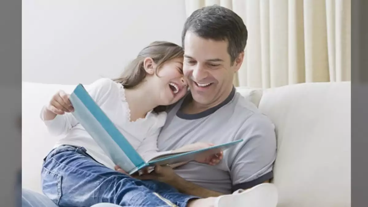 padre hija leer libro