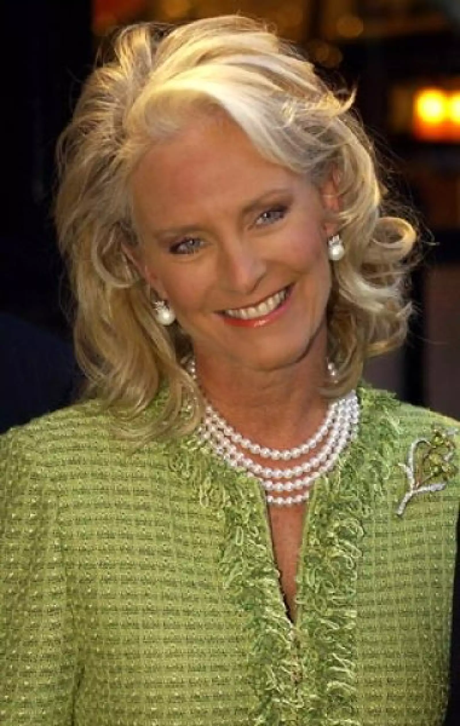 Otro punto importante es su maquillaje discreto y el uso de accesorios, como los collares de perlas.