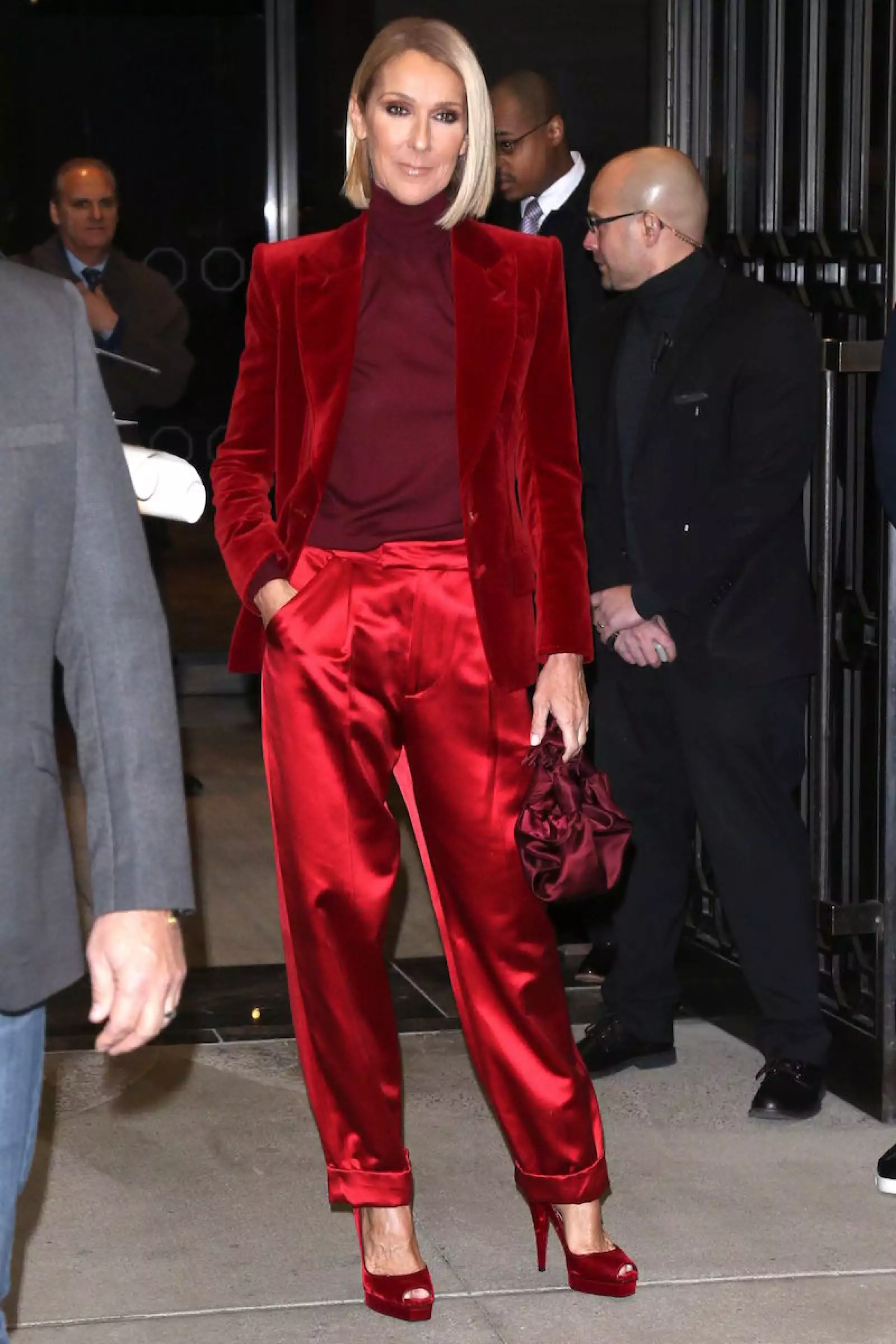 Celine Dion en un look sartorial en color rojo de Tom Ford