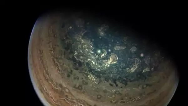 La misión Juno revela las gigantescas tormentas polares de Júpiter